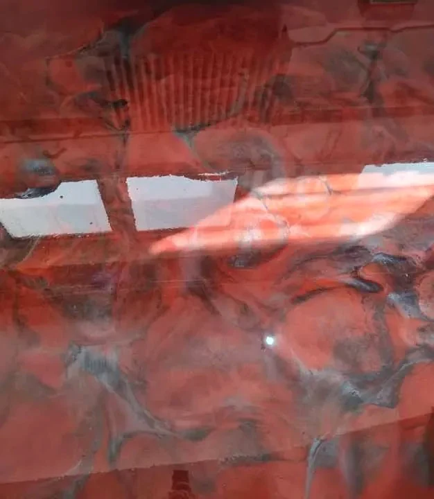 Červeno-metalická litá epoxy podlaha ve vysokém lesku