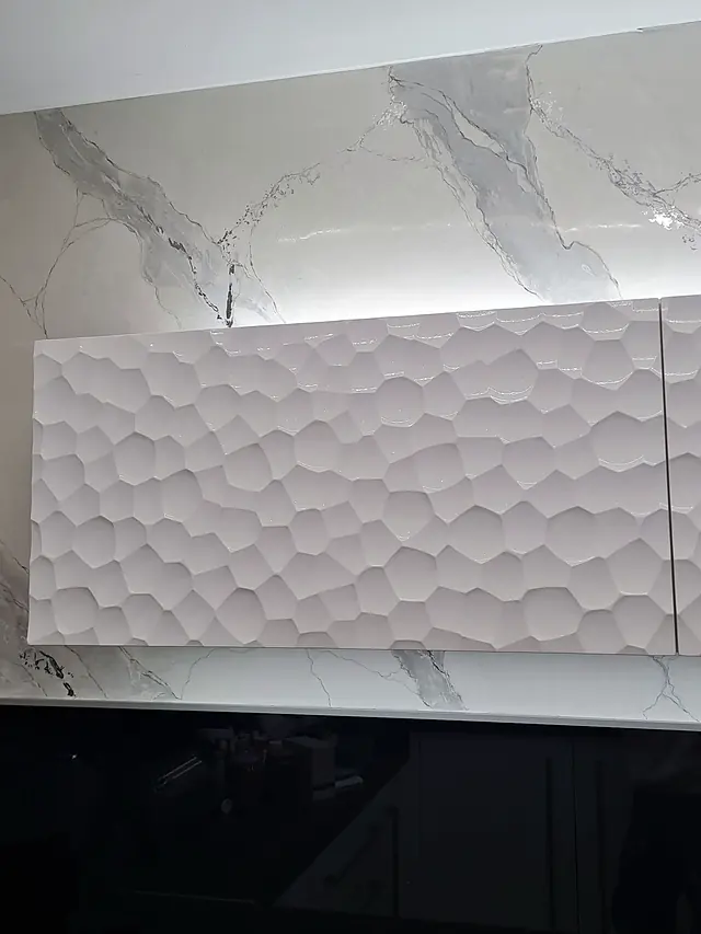 Bílá strukturovaná dekorativní stěrka Stucco Krok na stěně