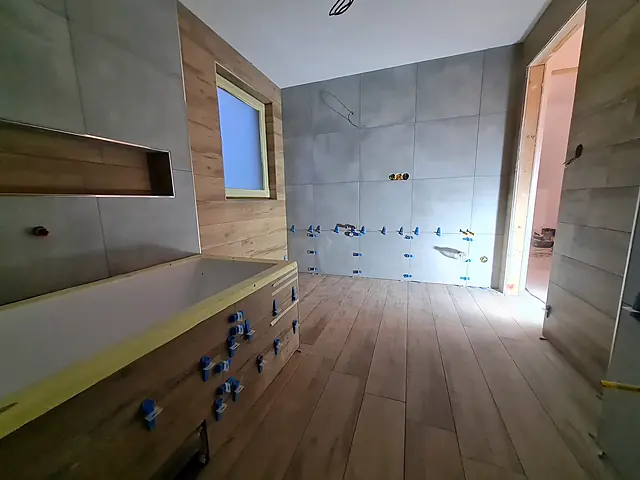 Rozestavěná koupelna s připravenými rozvody vody