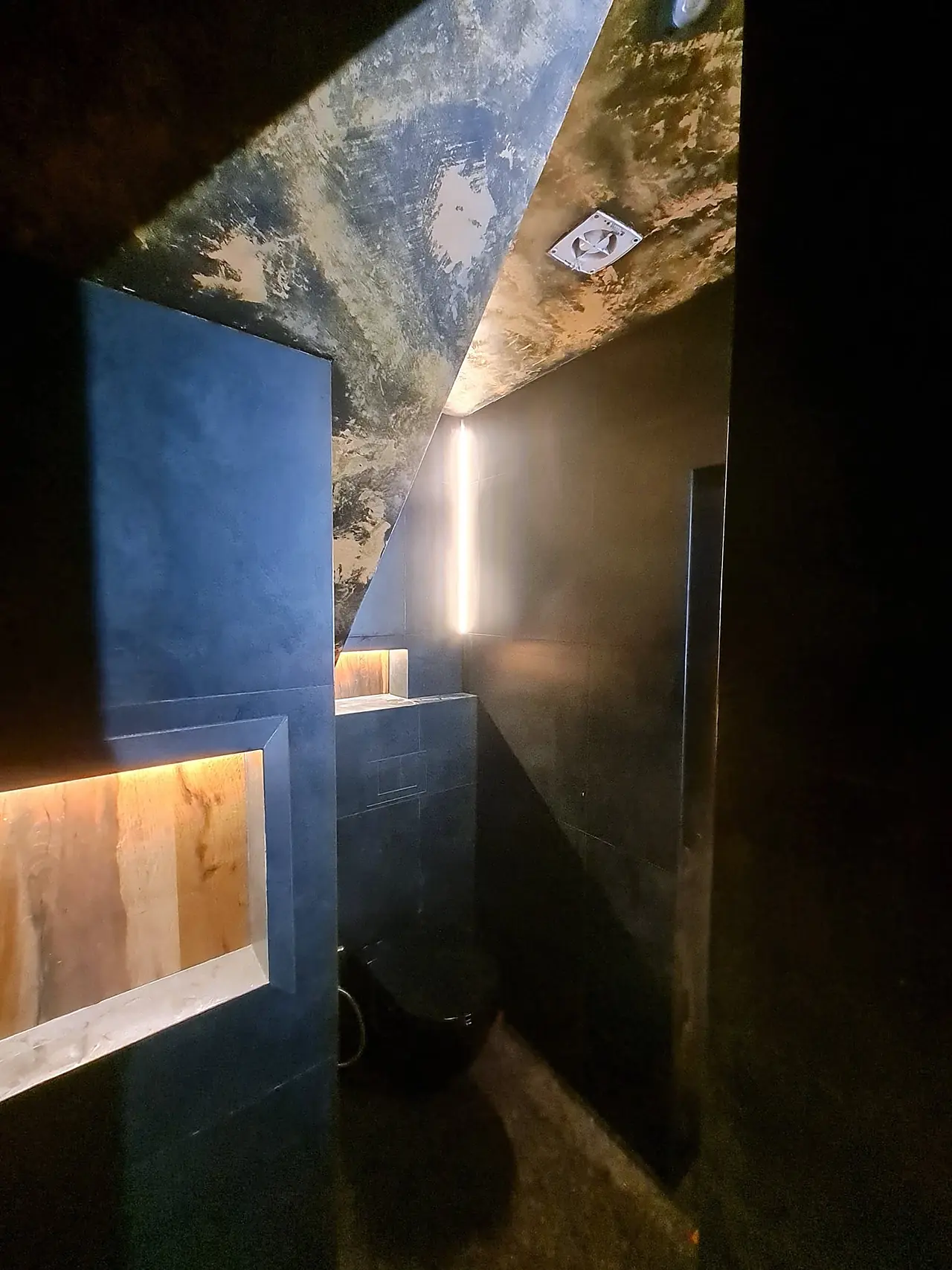 Modro-zlatá kombi pryskyřičná stěrka s metalickou texturou na šikmém stropě koupelny